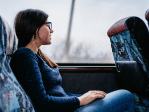 É melhor viajar de carro ou de ônibus? O guia para decidir