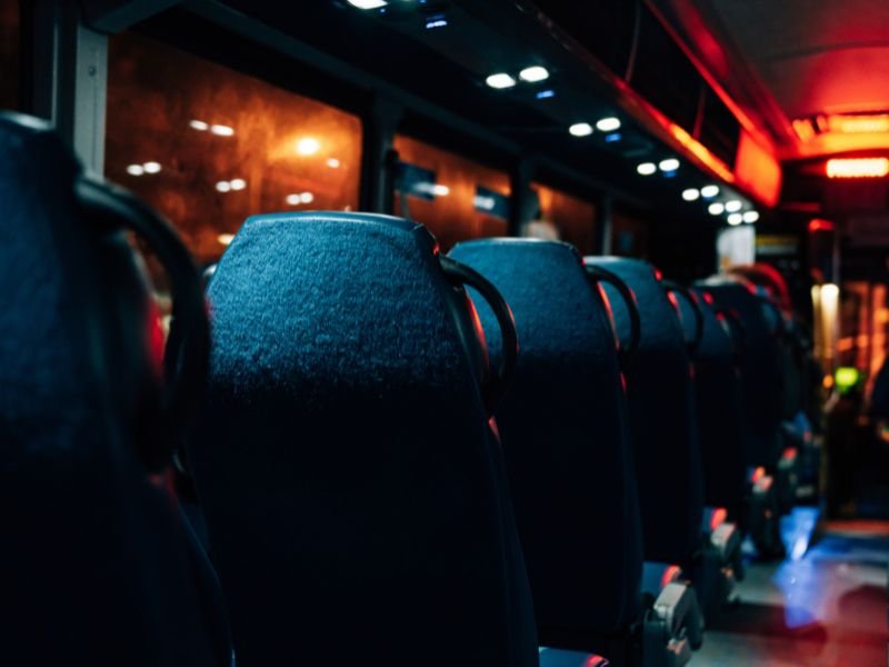 Comprar passagem de ônibus de madrugada é mais barato?