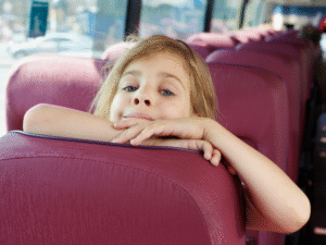Criança Tem Desconto em Passagem de Ônibus Interestadual? Veja quando é grátis e quando paga