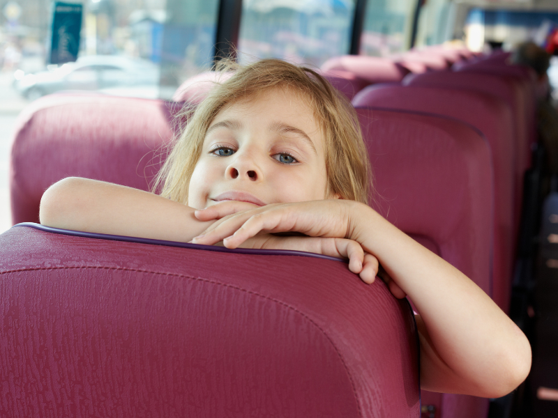 Criança tem desconto em passagem de ônibus interestadual? Veja quando é grátis e quando paga